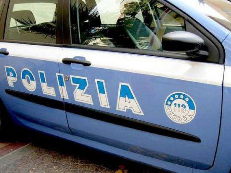 Sceriffo abusivo con lampeggiante blu denunciato dalla Polizia