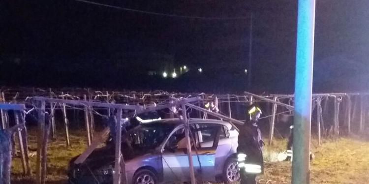 Gira in auto con il lampeggiante blu della Polizia - Piazza Rossetti -  Notizie Vasto