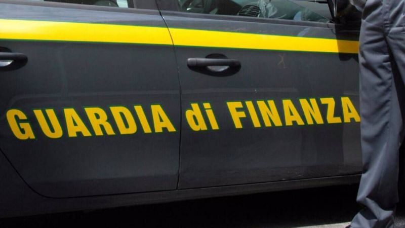 Post it contraffatti, sequestrati milioni di fogli semi adesivi:  imprenditori denunciati