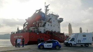 Una nave ormeggiata nel porto di Ortona