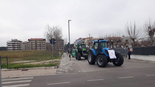 San Salvo: i trattori sfilano lungo le strade cittadine