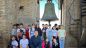 Il parroco don Domenico Spagnoli con gli studenti sul campanile