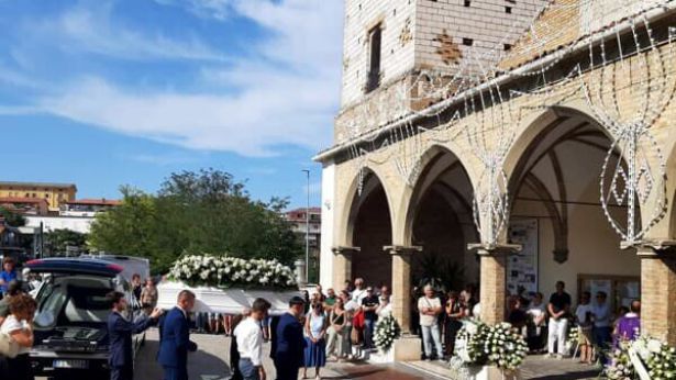 L'ingresso del feretro in Chiesa