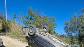 La Clio finita fuori strada