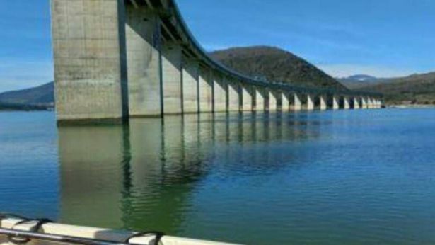 Il viadotto che attraversa il bacino del Lago del Liscione