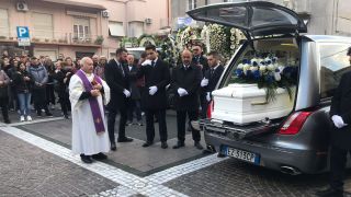 L'arrivo del feretro davanti alla Chiesa di S.Giuseppe