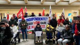 La protesta dei disabili dinanzi alla Regione Abruzzo