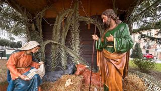 Il nuovo Bambinello collocato nella mangiatoia del Presepe