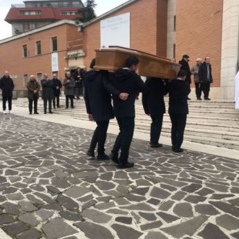 Vasto: l'ingresso della bara di Angela Poli Molino nella Chiesa di San Giovanni Bosco