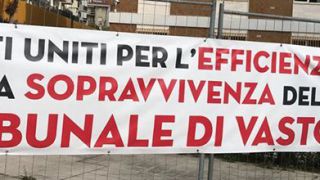 Striscione in difesa del Tribunale di Vasto